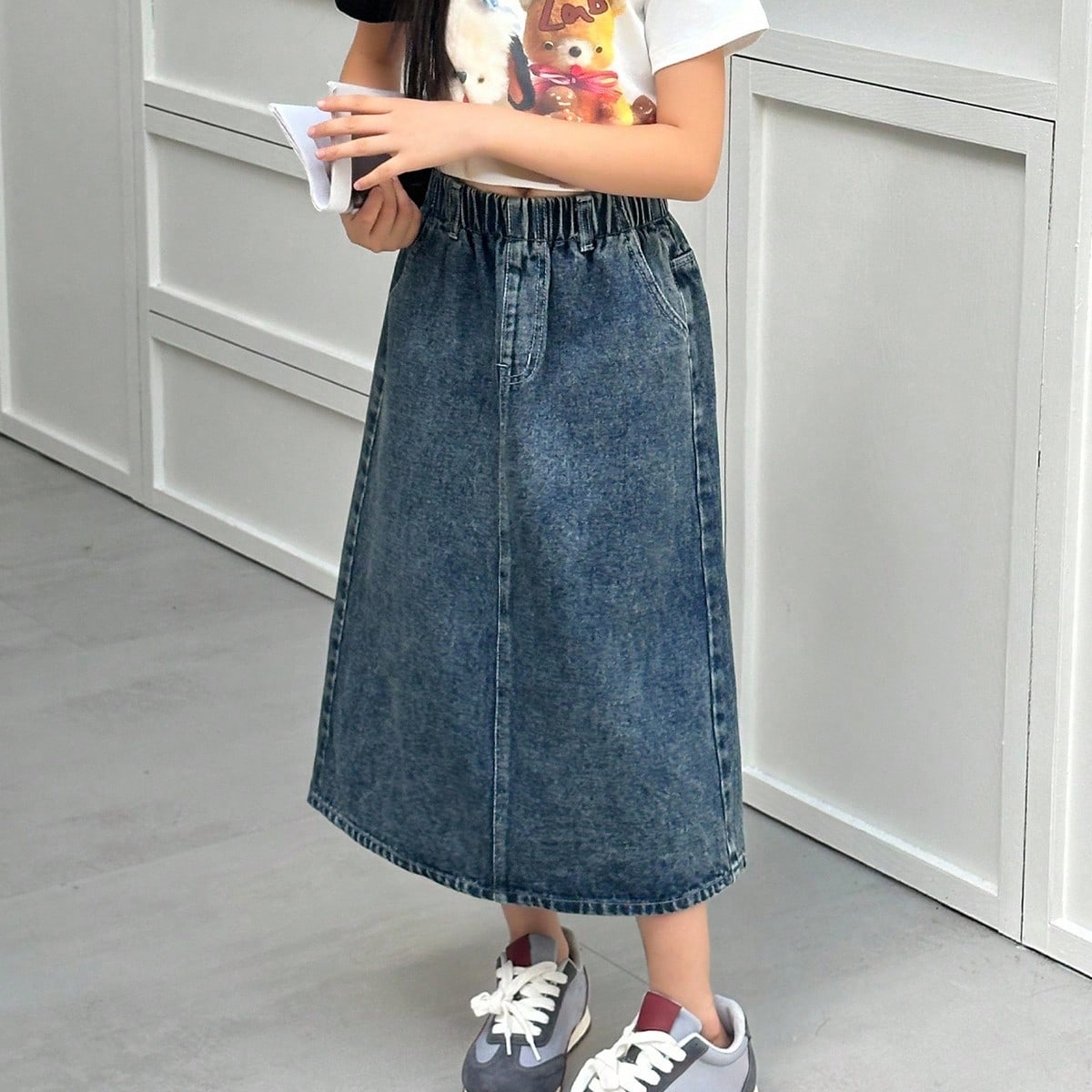 Falda vaquera tipo línea "A" para niñas preadolescentes en lavado oscuro, dulce y casual para el verano. Hecha de tela de mezclilla suave en un lava