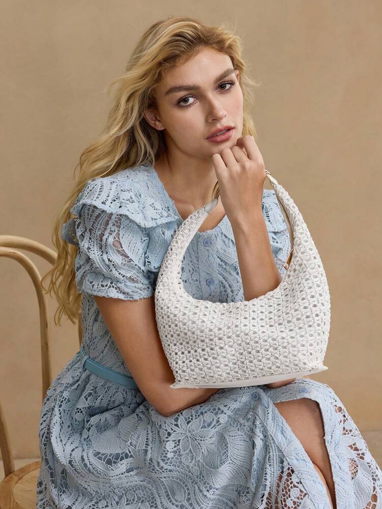 Borsa a spalla traforata in tessuto intrecciato