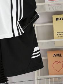 2 件套青少年男孩时尚白色 Polo 衫搭配黑色短裤，面料柔软舒适，经典黑白色，适合外出、运动、上学等各种场合，是青少年男孩必备的夏季服装