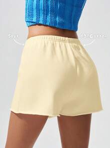 SHEIN BASICS Quần short thể thao cạp giữa màu trơn đơn giản dành cho nữ - Màu vàng - Xem 2