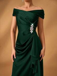 Serin 优雅缎面露肩褶皱 A 字形不对称荷叶边下摆连衣裙，适合晚会、庆典、婚礼、新娘母亲正式服装 - 墨綠色 - 查看 7