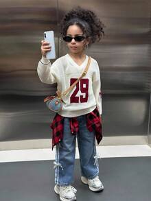 SHEIN 女童宽松V领镂空针织毛衣，饰有数字图案，适合母女、姐妹、女孩穿着，是返校季校服的理想之选，也是90年代复古风V领毛衣，适合秋冬季穿着。 - 白色 - 查看 2