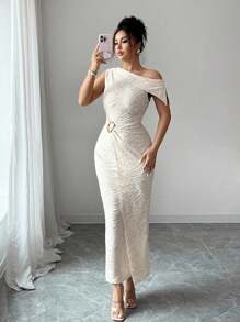 Modelyn Vestido sin mangas de unicolor con cuello asimétrico y decoración de metal texturizado