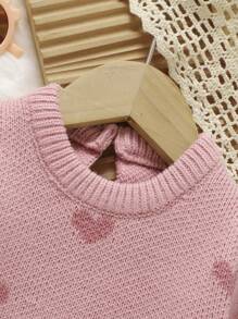 SHEIN Playful Pals 两件套粉色女婴毛衣套装 - 圆领爱心提花上衣+裤子，时尚甜美女婴爱心套装两件套冬季女婴针织保暖套装秋冬季女婴服装冬季套装女婴秋季服装秋季服装冬季服装女婴秋季毛衣套装可爱女婴长款粉色针织毛衣和裤子套装，圆领设计粉色爱心针织毛衣套装