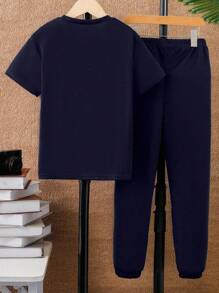 2 件套男童休闲日常运动宽松圆领短袖纯色 T 恤，带英文字母图案和松紧腰宽松裤，返校装