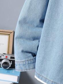 男童休闲宽松连帽牛仔拼接夹克，适合春秋季日常通勤、上学、户外活动穿着，是秋冬季的时尚穿搭之选。