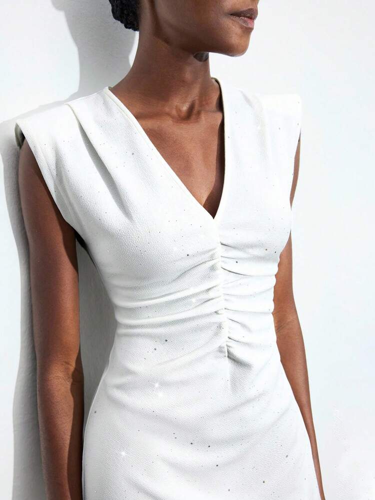 SHEIN Maija Robe de soirée pour femmes en tissu texturé ivoire pailleté, polyvalente, mode urbaine moderne. Décolleté en V profond, larges épaules, plissé à l'avant, fermeture éclair cachée à l'arrière. Tenue de bureau décontractée, élégante et vintage pour citadine. Idéale pour les sorties, les fêtes et les vacances.