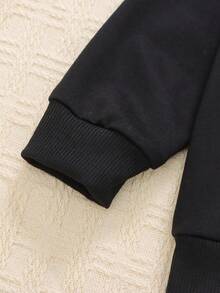 SHEIN 2件套男童休闲运动街头迷彩口袋连帽衫+迷彩裤，适合日常穿着、上学、郊游、运动、春夏季节。为小男孩提供多种搭配选择，设计简约时尚，穿着舒适。这套服装将是返校季小男孩衣橱中实用又时尚的选择。