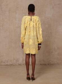 SHEIN Privé VITNOS 春夏优雅度假海滩重工刺绣3D花卉黄色圆领荷叶边拼接宽松灯笼袖女短裙 - 黃色 - 查看 2