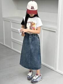 SHEIN 水洗藍牛仔裙，甜美休閒舒適學院風推薦！舒適牛仔布料製成，深水洗藍色，彈性腰頭設計，穿脫方便，後開衩下擺，A字版型設計，更休閒隨性。日常街頭穿搭、校園休閒、返校季、時尚百搭牛仔裙 - 深色水洗藍 - 查看 6