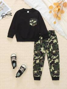 SHEIN 2件套男童休闲运动街头迷彩口袋连帽衫+迷彩裤，适合日常穿着、上学、郊游、运动、春夏季节。为小男孩提供多种搭配选择，设计简约时尚，穿着舒适。这套服装将是返校季小男孩衣橱中实用又时尚的选择。