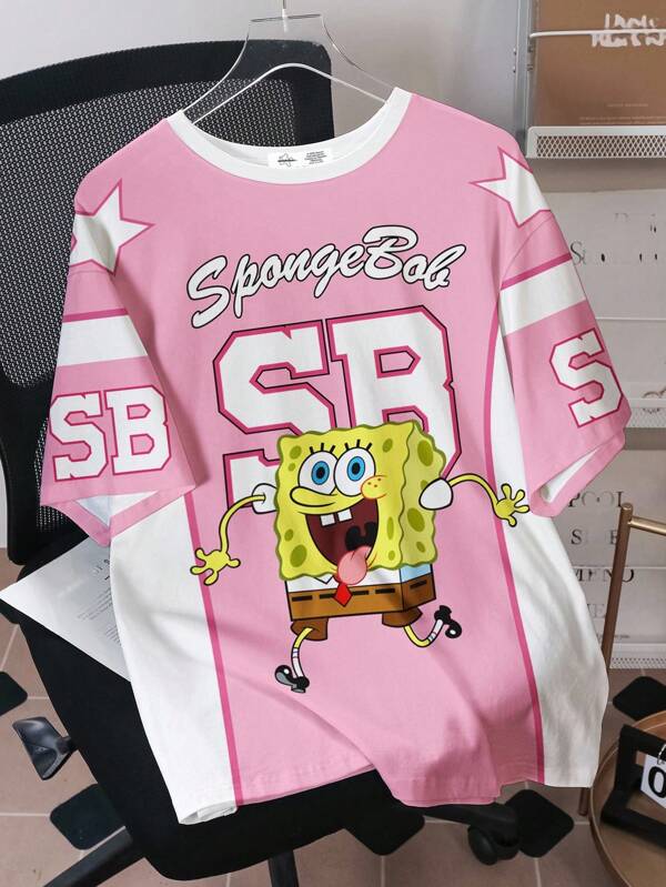 SpongeBob SquarePants X SHEIN Tricou bărbătesc cu mânecă scurtă și guler rotund, croială lejeră, stil casual confortabil de vară, stil englezesc cu desene animate/retro, imprimeu cu stele în dungi, imprimeu integral