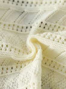 SHEIN 这款女婴针织开衫是一款精致可爱的婴儿外套。柔和的乳白色外观清新优雅。精致的镂空蕾丝图案营造出几何水钻图案。V领设计和前扣开合，方便穿脱和更换尿布。长袖袖口饰有蕾丝花边。 - 米色 - 查看 6