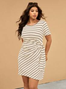 Elaquor 大码休闲度假条纹撞色领 H 字短款连衣裙 - 卡其色 - 查看 4