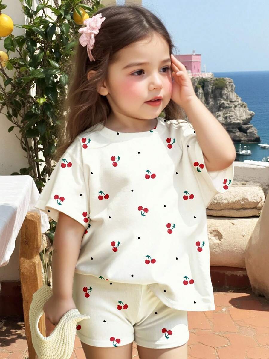 SHEIN 可爱复古迷你樱桃印花，奶油白色，女婴休闲简约圆领宽松短袖 T 恤和紧身自行车短裤套装，适合春夏季，返校，返校服装，2000 年代风格，Y2K，凉爽夏季，度假氛围 - 彩色 - 查看 1