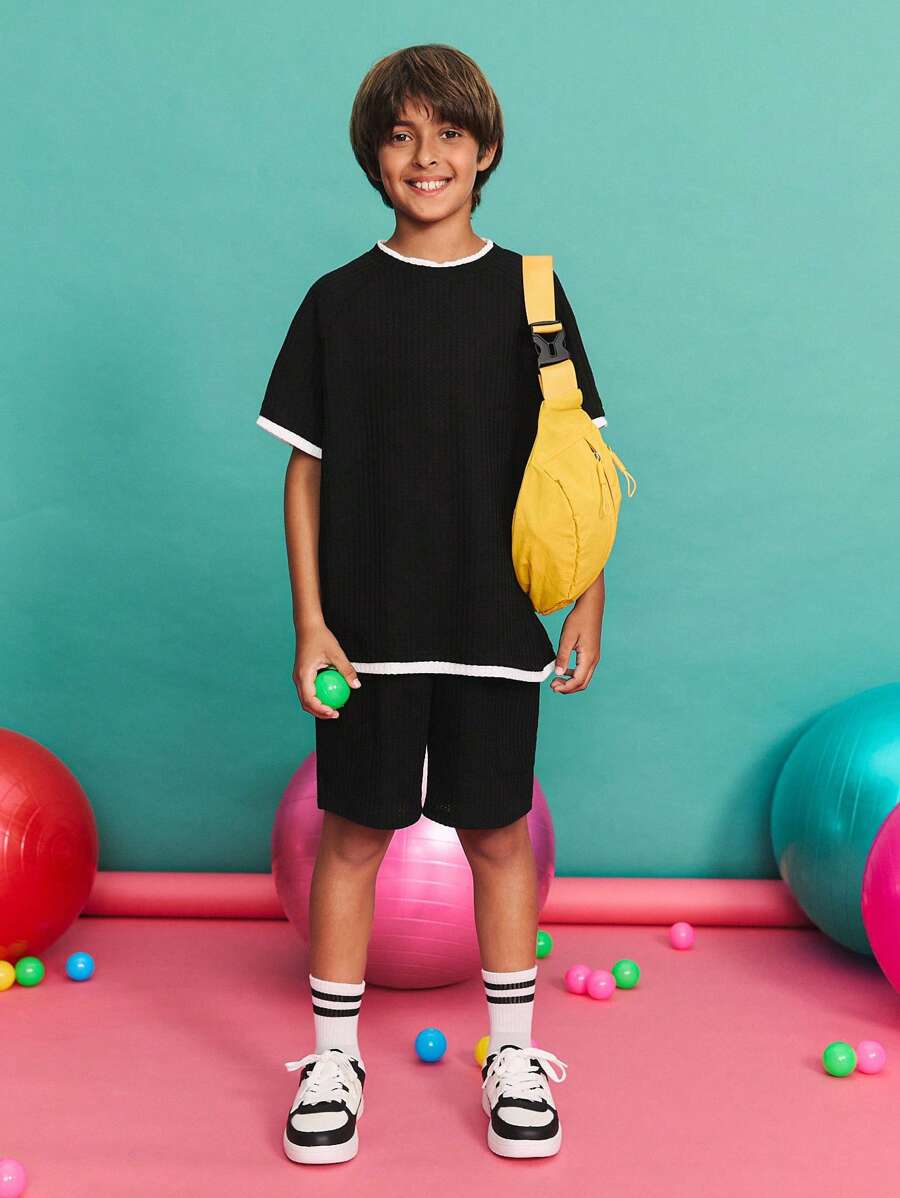 SHEIN Set tricou și pantaloni scurți cu guler rotund, lejer, casual, minimalist, confortabil, pentru băieți preadolescenti - Negru - Vizualizare 1