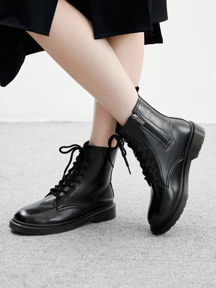 CUCCOO BIZCHIC Bottes de moto à talons compensés épais et bout rond, style britannique mode pour femmes. Bottes de cheville noires