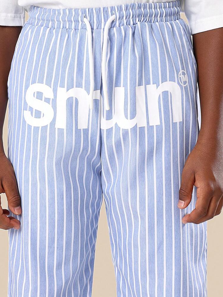 신축성 허리와 로고 디자인의 스트라이프 조거 팬츠