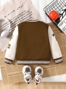 小男孩字母印花拼色棒球夹克，适合休闲穿着或户外活动