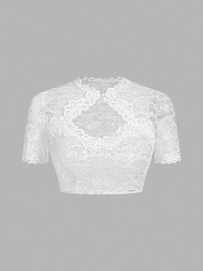 SHEIN Frenchy ملابس علوية قصيرة نسائية من الدانتيل الزهري المفرغ بأكمام قصيرة، ملابس علوية صيفية بيضاء شفافة أنيقة، ملابس علوية نسائية بياقة قلب مكشكشة لتناول الطعام
