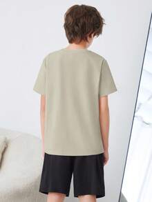 SHEIN Conjunto de pijama informal de verano de dos piezas para niño preadolescente, con camiseta de manga corta con estampado de letra y pantalones cortos ignífugos, sueltos y cómodos - Verde - Ver 3
