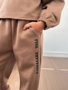 SHEIN Toddler Girls Slogan & Butterfly Print Drop Shoulder Hoodie & Joggers - Brown - View 4