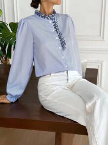 Serisse 女式条纹印花立领纽扣前长袖衬衫，刺绣设计，适合秋季女士、返校节、外出上衣、约会之夜、婚礼宾客、商务休闲女士、老派风格 - 藍白色 - 查看 7