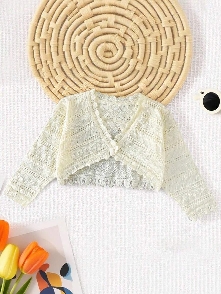 SHEIN 这款女婴针织开衫是一款精致可爱的婴儿外套。柔和的乳白色外观清新优雅。精致的镂空蕾丝图案营造出几何水钻图案。V领设计和前扣开合，方便穿脱和更换尿布。长袖袖口饰有蕾丝花边。 - 米色 - 查看 1