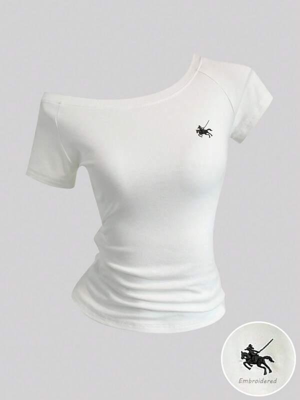 Sweetra Blusa de mujer de manga corta con hombros descubiertos para verano, con logo bordado de caballero montando a caballo, color blanco