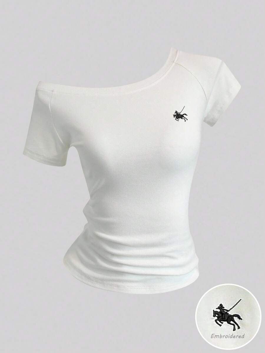 Sweetra 女士夏季不对称肩部T恤上衣，刺绣骑士骑马标志，白色短袖 - 白色 - 查看 1