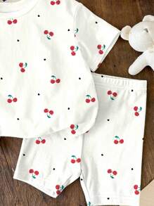 SHEIN 2 件套年轻女孩休闲樱桃印花奶油白色短袖上衣和短裤套装，适合夏季