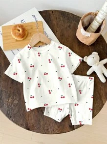 SHEIN 可爱复古迷你樱桃印花，奶油白色，女婴休闲简约圆领宽松短袖 T 恤和紧身自行车短裤套装，适合春夏季，返校，返校服装，2000 年代风格，Y2K，凉爽夏季，度假氛围 - 彩色 - 查看 3