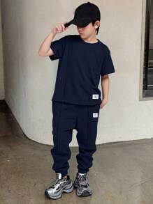 2 件套男童休闲日常运动宽松圆领短袖纯色 T 恤，带英文字母图案和松紧腰宽松裤，返校装