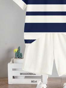 SHEIN 2 件套年轻男孩休闲简约圆领短袖 T 恤和短裤，适合夏季