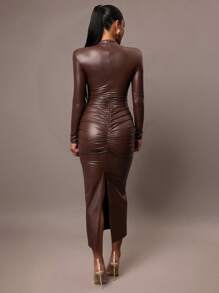 Silquee 女装秋冬简约日常约会优雅时尚紧身性感纯色超弹力PU女装大U领无袖浪漫约会秋冬打底裙睡衣优质Garri布，垫肩设计灵气十足，纯色棕色中长修身连衣裙 - 棕色 - 查看 2