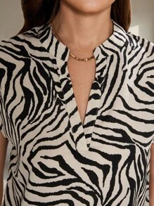 Editum 斑馬條紋缺口領蝙蝠袖襯衫