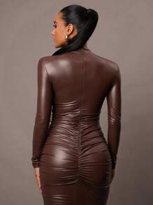 Silquee 女装秋冬简约日常约会优雅时尚紧身性感纯色超弹力PU女装大U领无袖浪漫约会秋冬打底裙睡衣优质Garri布，垫肩设计灵气十足，纯色棕色中长修身连衣裙 - 棕色 - 查看 9