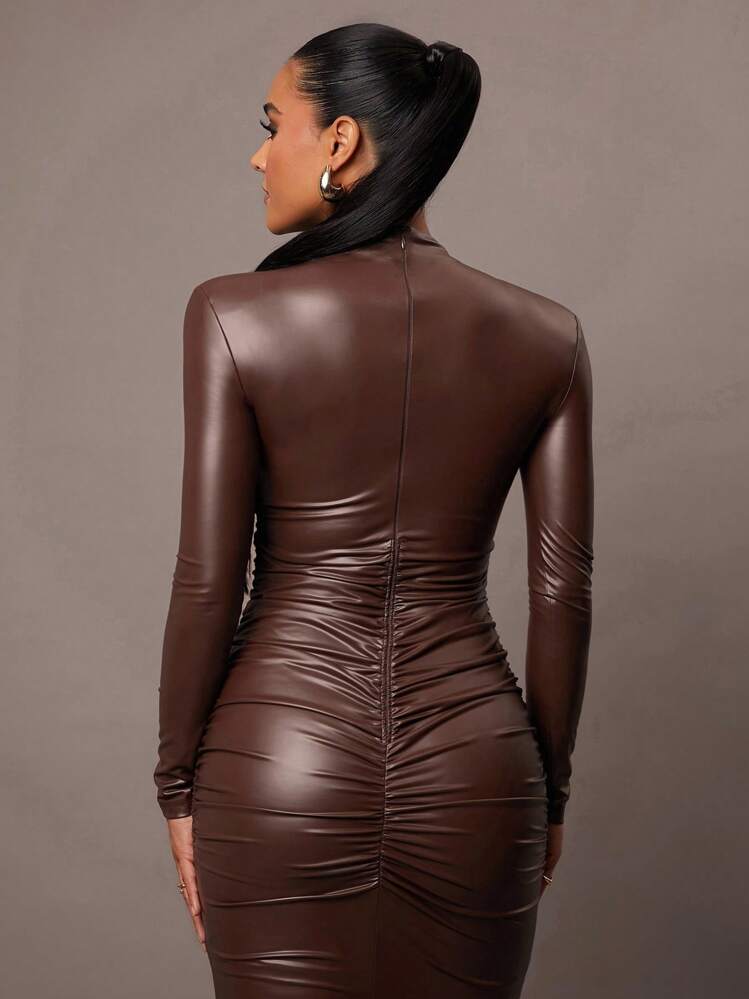 Silquee 女装秋冬简约日常约会优雅时尚紧身性感纯色超弹力PU女装大U领无袖浪漫约会秋冬打底裙睡衣优质Garri布，垫肩设计灵气十足，纯色棕色中长修身连衣裙 - 棕色 - 查看 9