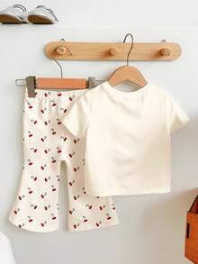 SHEIN 奶油白色，复古可爱甜美迷你樱桃图案，女婴休闲简约短袖圆领T恤和喇叭裤套装，适合秋季 - 彩色 - 查看 2