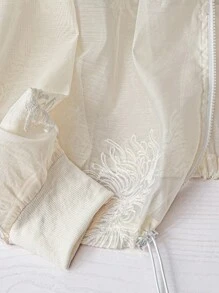 SHEIN CURVE+ Áo khoác cardigan chống nắng thêu nhẹ mới cỡ lớn dành cho nữ mùa hè, áo khoác bóng chày ngắn rộng rãi, thích hợp cho các buổi hẹn hò, đi chơi, kỳ nghỉ, đi làm, lễ hội hóa trang, lễ Phục sinh, lễ hội âm nhạc - Màu be - Xem 4