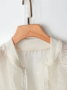 SHEIN CURVE+ Áo khoác cardigan chống nắng thêu nhẹ mới cỡ lớn dành cho nữ mùa hè, áo khoác bóng chày ngắn rộng rãi, thích hợp cho các buổi hẹn hò, đi chơi, kỳ nghỉ, đi làm, lễ hội hóa trang, lễ Phục sinh, lễ hội âm nhạc - Màu be - Xem 5