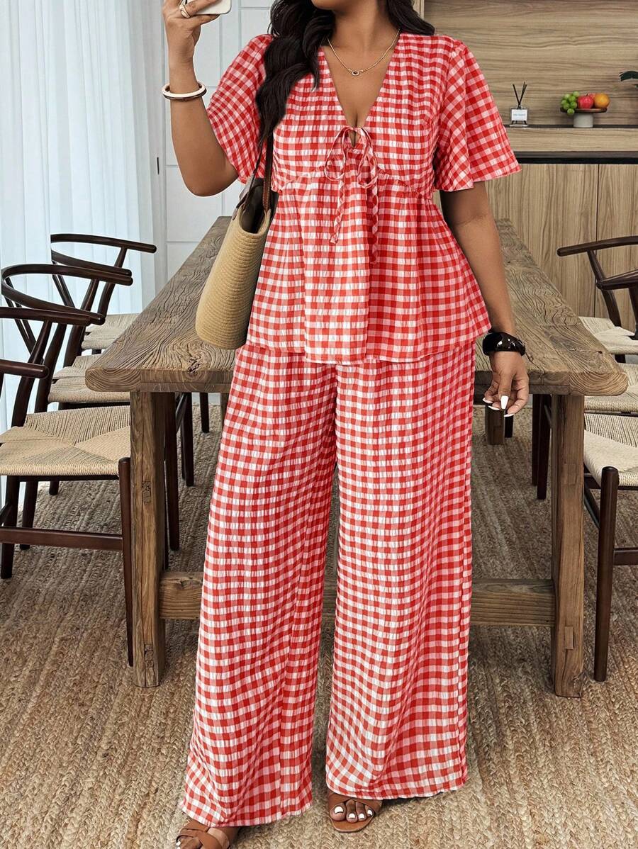 EMERY ROSE 大码女式夏季休闲度假格纹印花深 V 领系带前飘袖娃娃装上衣和宽松阔腿裤 2 件套 - 紅色 - 查看 1