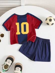SHEIN 2件套男婴/女婴运动风红蓝条纹球衣上衣和短裤套装，巴塞罗那队款，适合室内、室外、休闲、运动、玩耍、派对、拍照、度假、比赛、春夏穿着。男婴足球服套装，男婴足球套装，男婴夏季服装。 - 藍色 - 查看 2