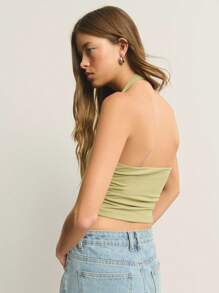 Nöista Áo croptop cổ yếm màu xanh ô liu thanh lịch với dây buộc bên hông có thể điều chỉnh. Được làm từ chất liệu mềm mại, co giãn, hoàn hảo cho mùa hè. - Màu Khaki - Xem 4