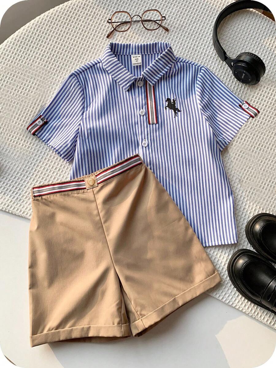 SHEIN 年轻男孩 2 件/套超值套装休闲运动学院风彩色条纹 Polo 领短袖衬衫和卡其色梭织短裤，适合日常、春夏季、运动、户外、校园、派对、节日、拍照、返校季 - 藍色 - 查看 1