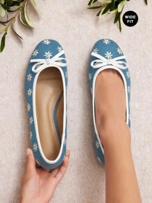 SHUZIA Women's Wide-Fit Floral Print Bow Decor Round Toe Cute Vacation Beach Casual Raffia Flats - Navy Blue - View 3