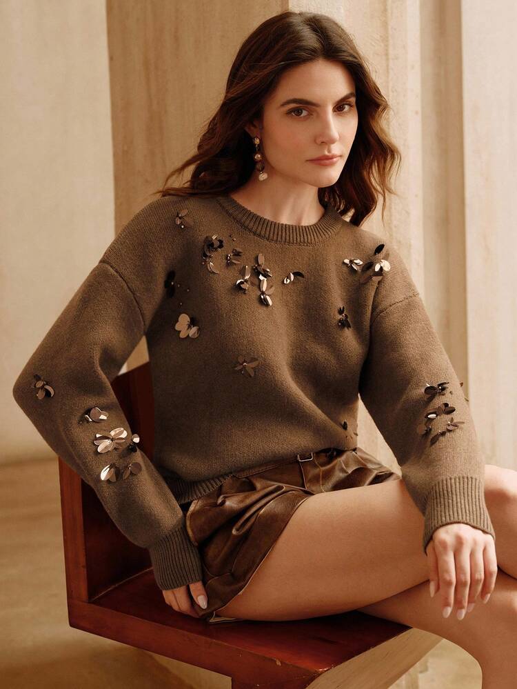Suéter Marrom Versátil e Elegante com Decote Redondo, Bordado Artesanal com Miçangas e Lantejoulas, Ideal para Uso Diário e que Reduz a Aparência de Idade