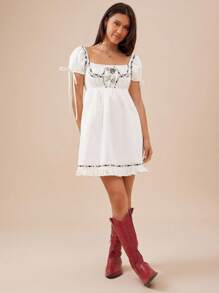 WESTFADE Vestido curto 100% algodão bordado floral gola quadrada manga bufante curta amarração nas costas ajuste evasê babados camadas - Branco - Ver 5