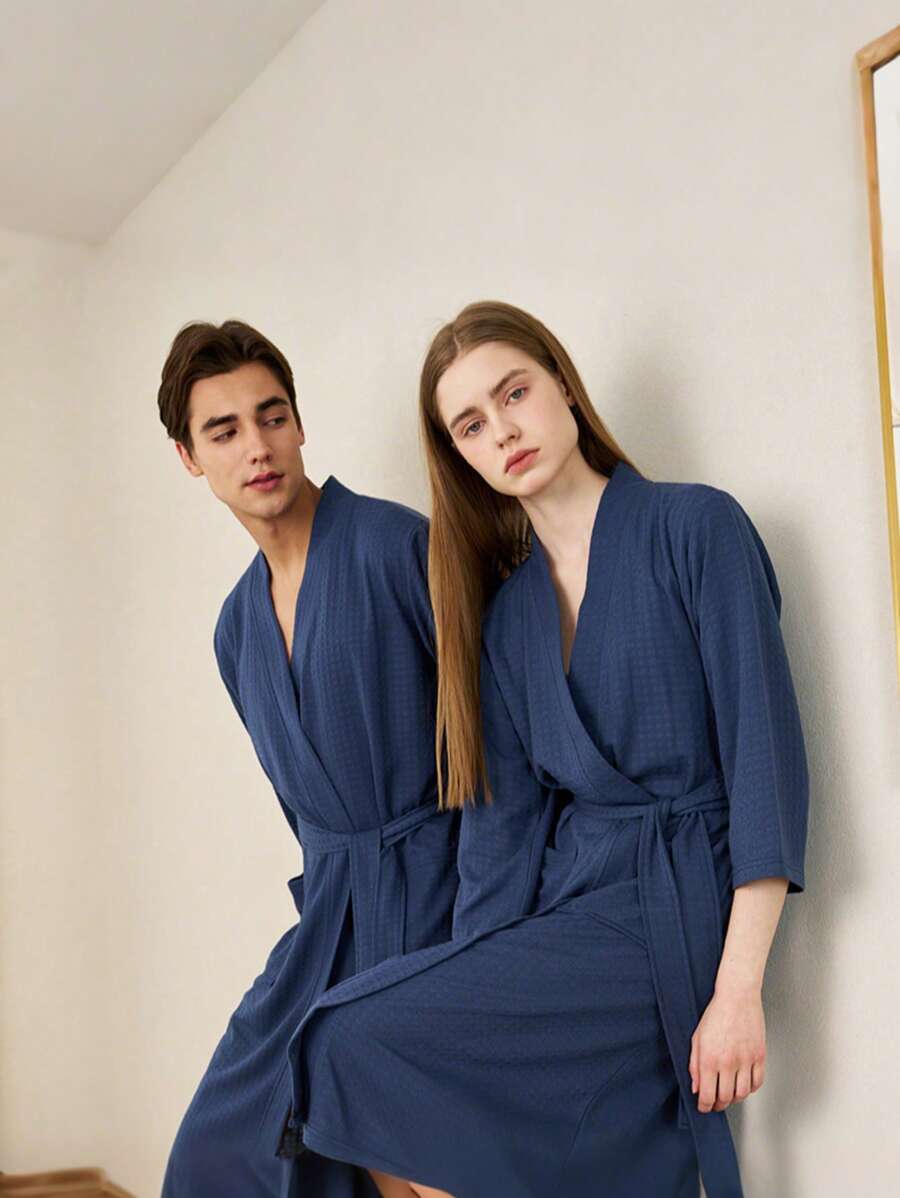 SHEIN 1 chiếc áo choàng tắm cùng kiểu dáng dành cho nam và nữ, áo choàng tắm dài đơn giản, áo choàng dài màu trơn dùng ở nhà, có thắt lưng - Đồ ngủ bằng polyester cổ chữ V thường ngày cho mọi mùa, đồ dùng phòng tắm, váy xông hơi spa sauna kilt - Màu xanh hải quân - Xem 1