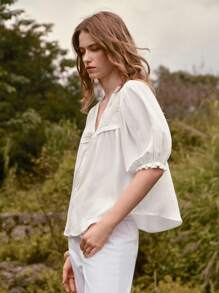 Lumivelle Blusa de mujer con cuello en V, apertura frontal y mangas 3/4, con parches y bordados, casual para verano y vacaciones - Blanco - Ver 5